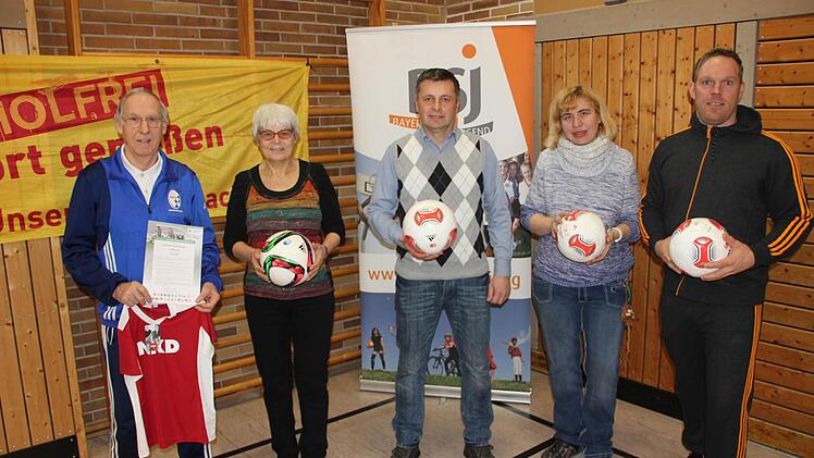 Bälle und Trikots überreichte Lorenz Richter an (von links) Schulleiterin Anita Dauer, Frank Gareis (FC Kronach), Klassleiterin Melanie Simon und Übungsleiter Steffen Mahr.