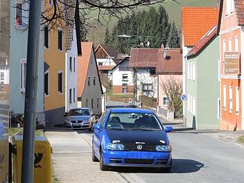 Seit vier Wochen steht dieser Polo ohne Nummernschild in der Ortsmitte von Drügendorf. Foto: Barbara Herbst