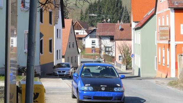 Seit vier Wochen steht dieser Polo ohne Nummernschild in der Ortsmitte von Drügendorf. Foto: Barbara Herbst