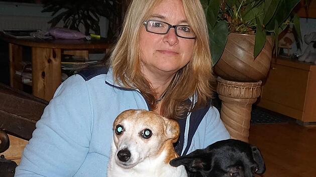 F&uuml;r Sabine Th&uuml;mmig kennt Tierschutz keine Grenzen. Sie hat selber Hunde aus dem Ausland adoptiert. Seit 2011 vermitteln die Marktleugasterin und ihre Mitstreiter im Verein "Tierheimleben in Not" Vierbeiner aus ungarischen Auffangstationen. Die 49-J&auml;hrige, die als kaufm&auml;nnische Sachbearbeiterin in einem Gro&szlig;handel arbeitet, findet die BR-Spendenaktion "ganz gro&szlig;e Klasse". Alles Wissenswerte zur Vereinsarbeit findet sich im Internet unter www.tierheimleben-in-not.de. Foto: privat