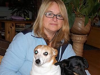 Für Sabine Thümmig kennt Tierschutz keine Grenzen. Sie hat selber Hunde aus dem Ausland adoptiert. Seit 2011 vermitteln die Marktleugasterin und ihre Mitstreiter im Verein "Tierheimleben in Not" Vierbeiner aus ungarischen Auffangstationen. Die 49-Jährige, die als kaufmännische Sachbearbeiterin in einem Großhandel arbeitet, findet die BR-Spendenaktion "ganz große Klasse". Alles Wissenswerte zur Vereinsarbeit findet sich im Internet unter www.tierheimleben-in-not.de. Foto: privat