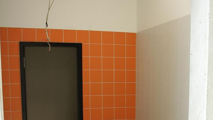 Die orangen Fliesen sollen keine Erinnerung an die alte Dreifachturnhalle sein. Foto: Ulrike Nauer