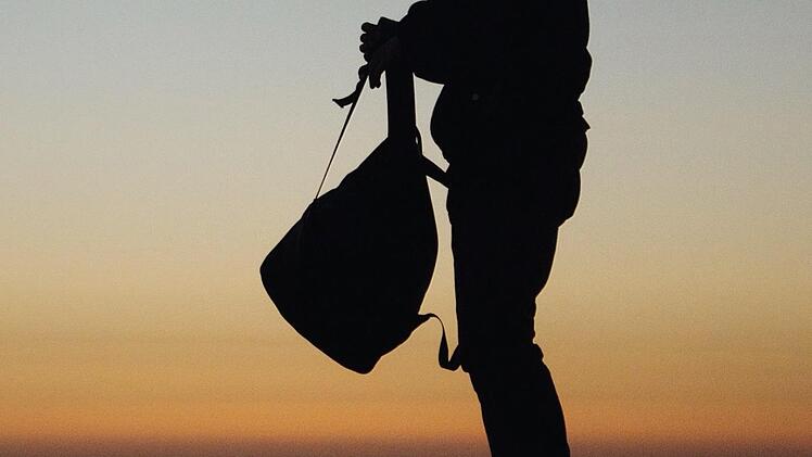 Auf den Rucksack eines 30-jährigen Bayreuthers hatten es angeblich vier  Räuber in einer Unterführung in Bayreuth abgesehen.  Nun ist klar: Die Tat hat es nie gegeben. Symbolbild: unsplash.com/Vitaly Taranov