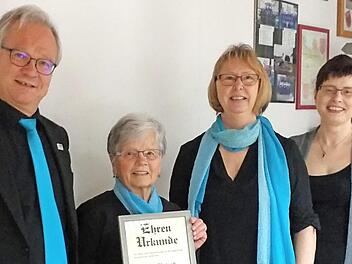 Olga Platsch (Zweite von links) ist neues Ehrenmitglied des Rentweinsdorfer Gesangvereins, flankiert von Dirigent Norbert Weis, Vorsitzender Ilse Hager und Zweiter Vorsitzender Christine Iffland.  Foto: Horst Schneider