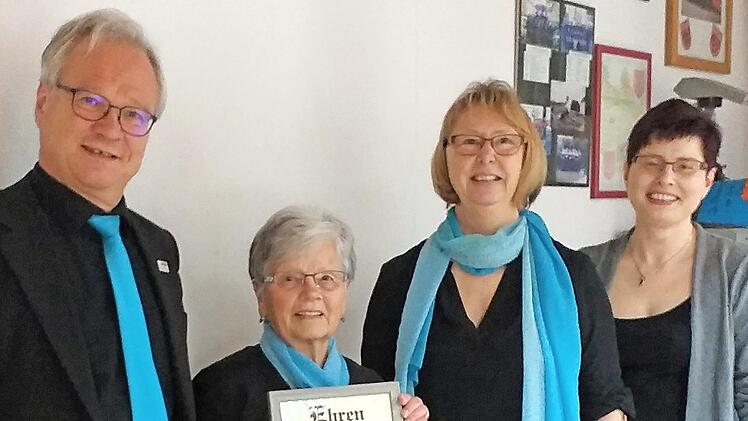 Olga Platsch (Zweite von links) ist neues Ehrenmitglied des Rentweinsdorfer Gesangvereins, flankiert von Dirigent Norbert Weis, Vorsitzender Ilse Hager und Zweiter Vorsitzender Christine Iffland.  Foto: Horst Schneider