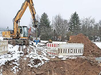 Die FWO hat Ende 2021 eine 140 Meter lange Wasserleitung an der Kreisstraße KC 5 von der Gemarkungsgrenze Hummendorf/Neuses zum Ortsnetz Hummendorf verlegt. Nun hat der Gemeinderat einen entsprechenden Wasserbezugsvertrag beschlossen.