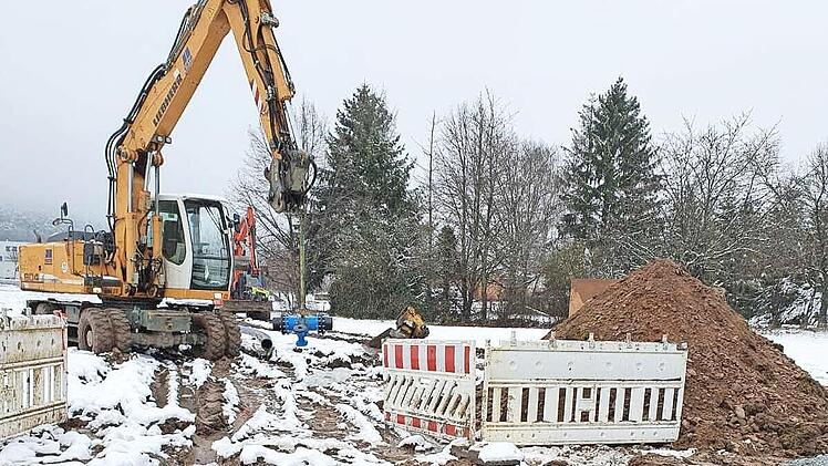 Die FWO hat Ende 2021 eine 140 Meter lange Wasserleitung an der Kreisstraße KC 5 von der Gemarkungsgrenze Hummendorf/Neuses zum Ortsnetz Hummendorf verlegt. Nun hat der Gemeinderat einen entsprechenden Wasserbezugsvertrag beschlossen.