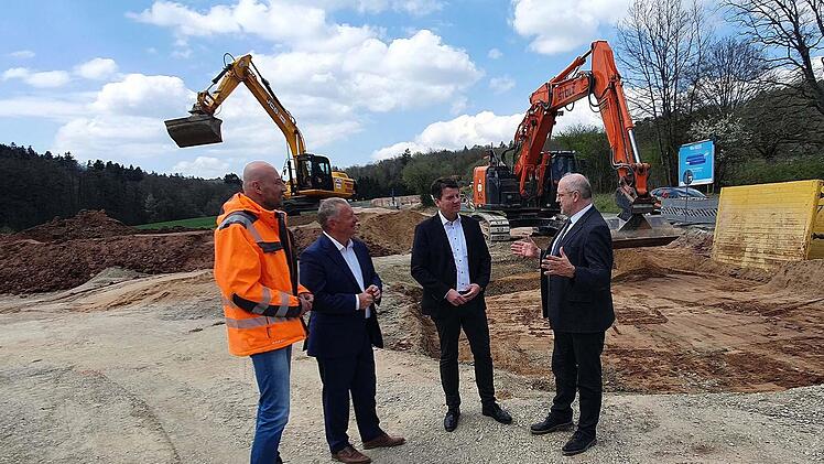 Ingenieur Bernd Schneider (links, Bauoberleitung) und Dr. Michael Fuchs (Leiter Staatliches Bauamt Schweinfurt, rechts) erl&auml;utern Landrat Thomas Bold und Innenstaatssekret&auml;r Sandro Kirchner (von links) den Baufortschritt entlang des Westrings in Bad Kissingen.
