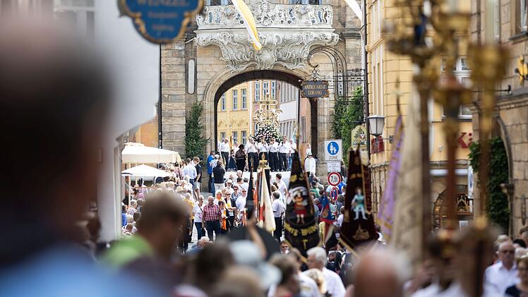 Bamberg: Mehrere Tausend Gl&auml;ubige zu Fronleichnamsprozession erwartet - Aufstellung, Weg, Gottesdienst