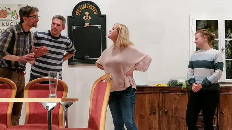 Die Charaktere Karl, Peter, Roswitha und Laura in einer Szene des Lustspiels „Der Enkeltrickbetrug“