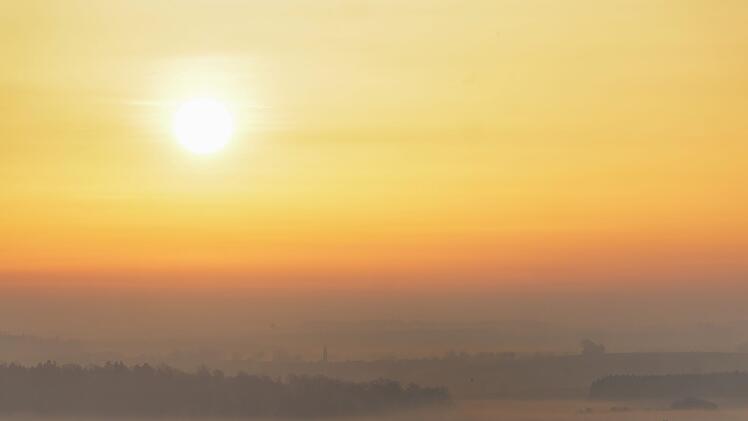 Saharastaub - tr&uuml;be Sonne am grauen Himmel