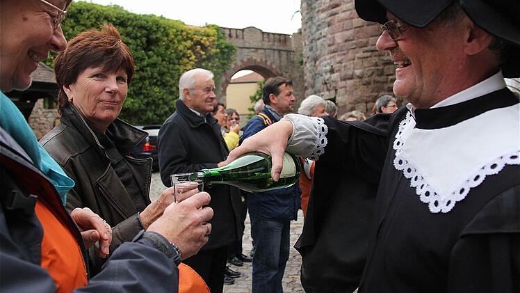 Manfred Scheller schenkt ein.