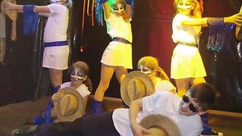 Die "kleine Tanzgruppe" mit Florian Zwosta Fotos: Heike Schülein