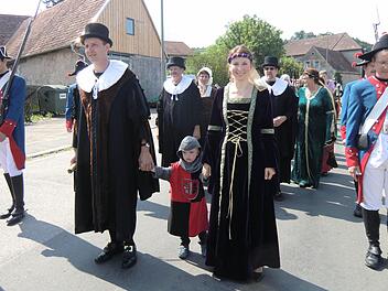 650 Jahre Markterhebung - da ist der Bürgermeister noch als edler Ratsherr unterwegs und begleitet wird er von der Eskorte. Fotos: Joseph Herbstsommer