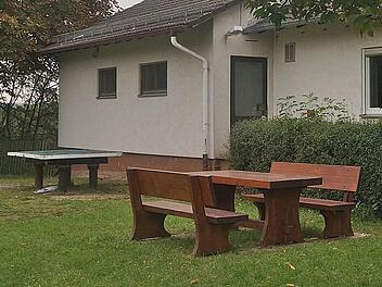 Feuerwehrhaus: Wo linker Hand die Tischtennisplatte steht, soll der Erweiterungsbau errichtet werden. Foto: Gerd Schaar