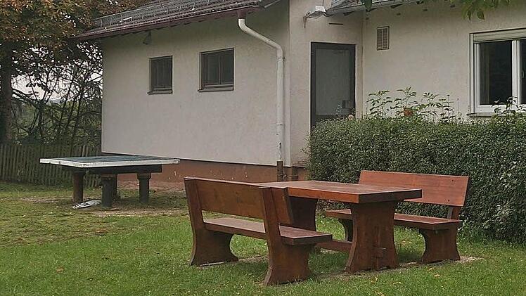 Feuerwehrhaus: Wo linker Hand die Tischtennisplatte steht, soll der Erweiterungsbau errichtet werden. Foto: Gerd Schaar