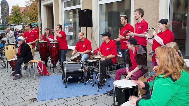 Samba-Rhythmen: Mächtig eingeheizt wurde den Marktbesuchern, die begeistert mitgingen, von den Trommlern des HPZ ("Feuer und Flamme").