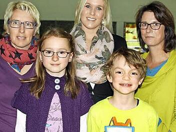 Johanna Hofmann (vorne, links) und Johann Ruppert (vorne, rechts) sind die Mathe-Meister der Einhard-Grundschule, es gratulierten (hinten, von links) Schulleiterin Sabine Schalke-Schneider, Karina Kickuth von der Raiffeisenbank und Lehrerin Andrea Schäfer. Foto: Grundschule/rr