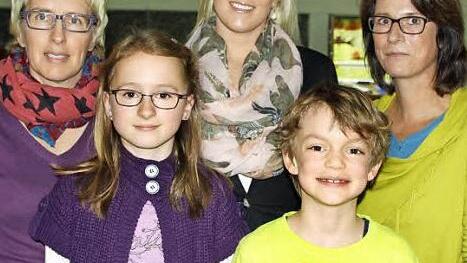 Johanna Hofmann (vorne, links) und Johann Ruppert (vorne, rechts) sind die Mathe-Meister der Einhard-Grundschule, es gratulierten (hinten, von links) Schulleiterin Sabine Schalke-Schneider, Karina Kickuth von der Raiffeisenbank und Lehrerin Andrea Schäfer. Foto: Grundschule/rr