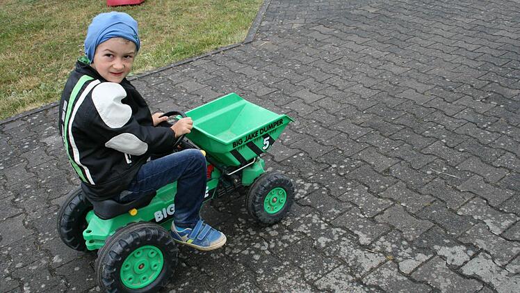 Fahrzeuge in allen Größen sind zur Segnung gefahren worden. Angefangen vom kleinen Tretbulldog....Foto: Gabriele Sell