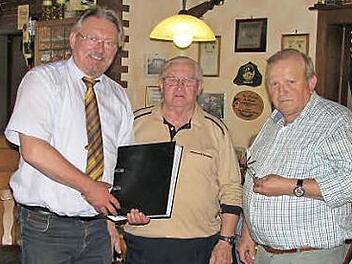 Norbert Schülein (r.) und Otto Neder (M.) übergeben das komplette Liedgut der "St.-Georgssänger" an Bürgermeister Hans Pietz.  Foto: K.- H. Hofmann