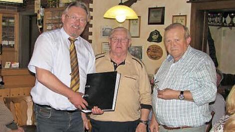Norbert Schülein (r.) und Otto Neder (M.) übergeben das komplette Liedgut der "St.-Georgssänger" an Bürgermeister Hans Pietz.  Foto: K.- H. Hofmann