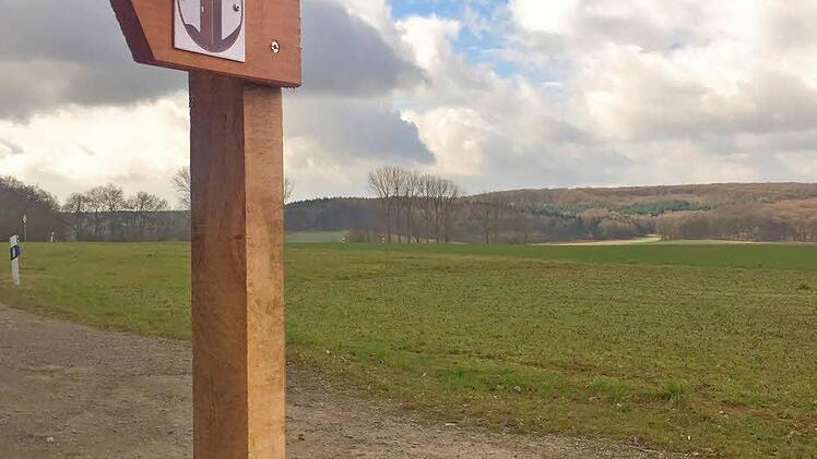 Wegweiser am Ebenhäuser Wald zur Tour "Wittelsbacher Turm". Foto: Stefan Geiger