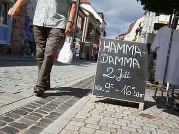 Am Samstag werden die Straßen zum Verkaufsraum. Foto: Arkadius Guzy