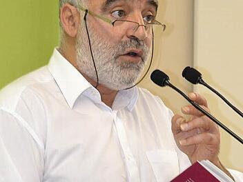 "Jeder Zuwanderer unternimmt einen Kulturspagat - das ist Au&szlig;enstehenden schwer zu vermitteln." Ein Thema, das sich in vielen Gedichten von Nevfel Cumart wieder findet. Foto: Uschi Prawitz