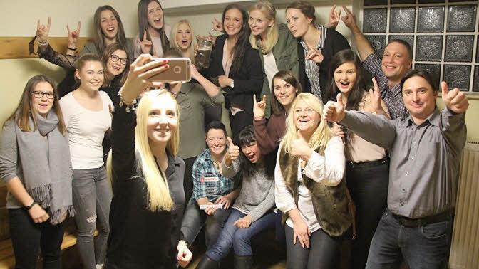 FSV Unterleiterbach (-17): 16 Spiele bestritten die Unterleiterbacherinnen in der Kreisklasse S&uuml;d im Kalenderjahr 2016: 15 Mal gingen die Spielerinnen aus dem Landkreis Bamberg dabei als Sieger und nur einmal als Verlierer vom Platz. Aufgrund dieser eindrucksvollen Bilanz k&uuml;rte das Fu&szlig;ball-Portal www.anpfiff.info die "Torbienen", die als Tabellenf&uuml;hrer mit derzeit sieben Punkten Vorsprung auf bestem Weg zur Meisterschaft sind, zu seiner "Frauenmannschaft des Jahres 2016".