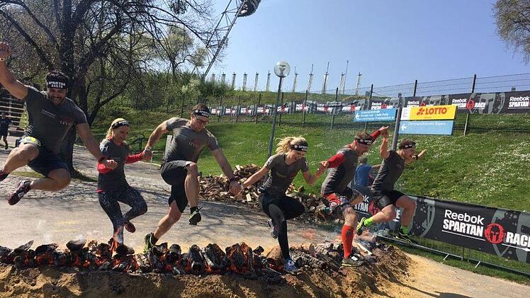 Die Kulmbacher "Tough Monks" beim Spartan-Race in München mit ihrem Trainer Poja Mahdiyeh (links). Foto: Sonny Adam