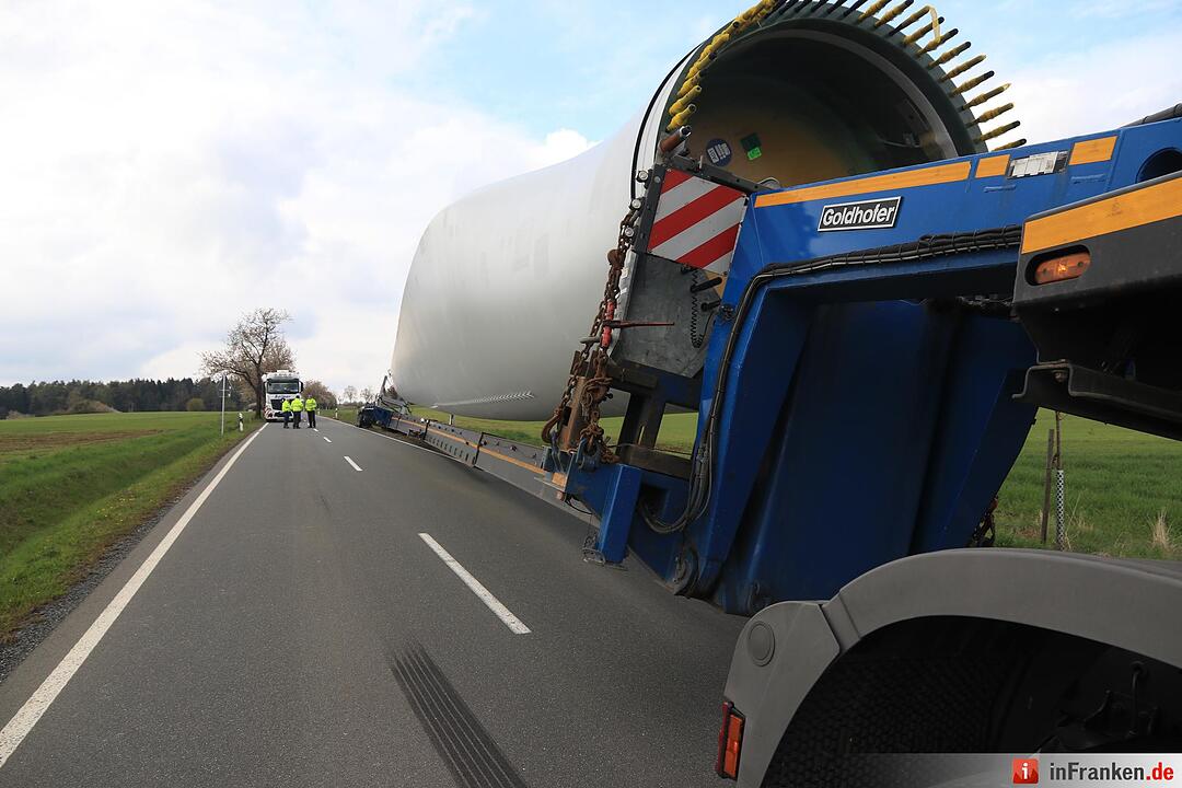 Schwertransport mit Windradflügel landet bei Thurnau im Graben