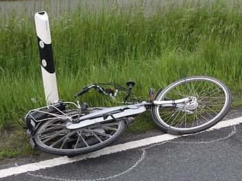 Der Radfahrer wurde von einem Pkw frontal erfasst. Der 71-Jährige starb noch an der Unfallstelle. Foto: Michael Wunder
