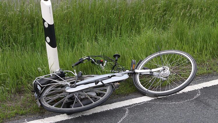 Der Radfahrer wurde von einem Pkw frontal erfasst. Der 71-Jährige starb noch an der Unfallstelle. Foto: Michael Wunder