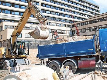 Das Kulmbacher Klinikum ist Baustelle - und das noch für Jahre. Im Frühjahr wurde mit dem ersten Teilbereich des neunten Bauabschnitts begonnen. Schon bald sollen die Rohbauarbeiten starten. Foto: Alexander Hartmann