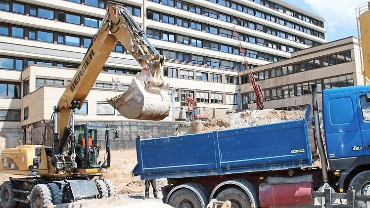 Das Kulmbacher Klinikum ist Baustelle - und das noch für Jahre. Im Frühjahr wurde mit dem ersten Teilbereich des neunten Bauabschnitts begonnen. Schon bald sollen die Rohbauarbeiten starten. Foto: Alexander Hartmann