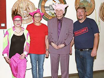 Der Vorsitzende der Zimmerstutzen-Schützengesellschaft Schney, Robert Eichhorn, proklamierte Gerhard Backert und Maria Wachsmann zu gemeinsamen Siegern des Saukönigsschießens und gratulierte Janine Otto zum dritten Platz (von rechts).  Foto: Alfred Thieret