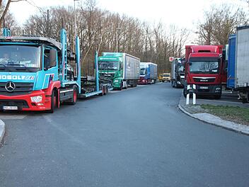 Oft gesehenes Bild auf dem A 73-Parkplatz Regnitztal Ost: Vor allem in den Abendstunden parken LKW nicht nur auf den für sie vorgesehenen Flächen, sondern auch im Zufahrtsweg und im Pkw-Bereich.  Foto: Andreas Schmitt