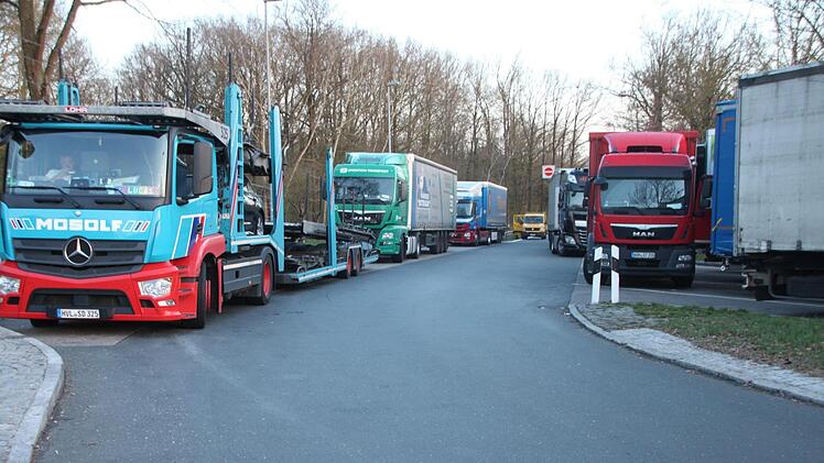 Oft gesehenes Bild auf dem A 73-Parkplatz Regnitztal Ost: Vor allem in den Abendstunden parken LKW nicht nur auf den für sie vorgesehenen Flächen, sondern auch im Zufahrtsweg und im Pkw-Bereich.  Foto: Andreas Schmitt