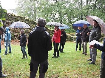 Bei der Erkundung der Heunischenburg informieren Julia Blumenr&ouml;ther und Philipp Schinkel &uuml;ber ihre Forschungsergebnisse. Foto: privat