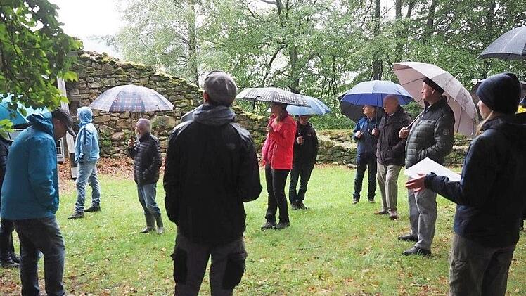 Bei der Erkundung der Heunischenburg informieren Julia Blumenr&ouml;ther und Philipp Schinkel &uuml;ber ihre Forschungsergebnisse. Foto: privat