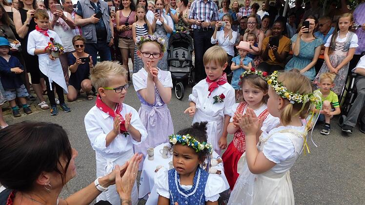 Die Lindenkinder kamen mit ihrem Kerwatanz groß raus und erhielten riesigen Beifall für ihren Auftritt.
