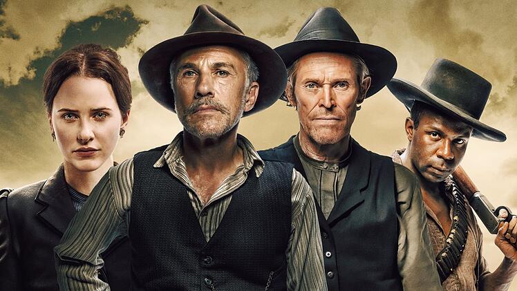 Christoph Waltz (zweiter von links) spielt in "Dead for a Dollar" erneut einen Kopfgeldjäger im Wilden Westen. In weiteren tragenden Rollen dabei: Rachel Brosnahan, Willem Dafoe (dritter von links) und Brandon Scott.