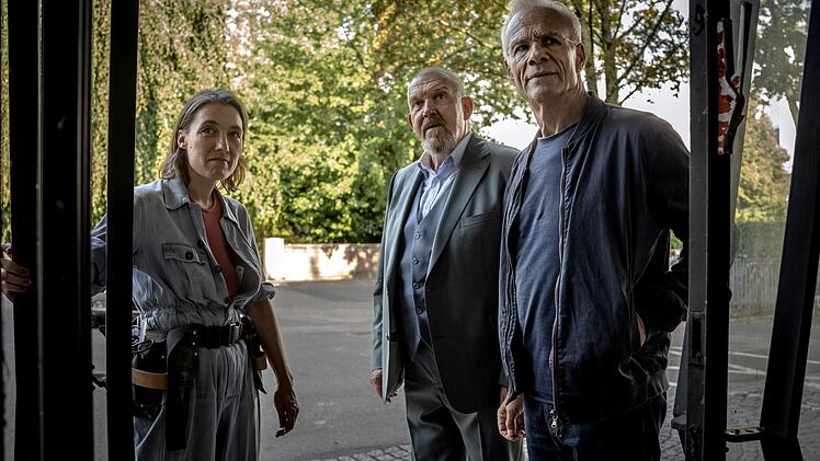Eva Kr&uuml;ger (Katja B&uuml;rkle) zeigt Freddy Schenk (Dietmar B&auml;r) und Max Ballauf (Klaus J. Behrendt, rechts), wie man sich Zugang zum Interimsgeb&auml;ude der K&ouml;lner Oper verschafft.