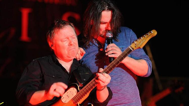 Bruder Steve Wilson (links) stand Ray Wilson nicht nur mit der Gitarre, sondern hin und wieder auch singend zur Seite.