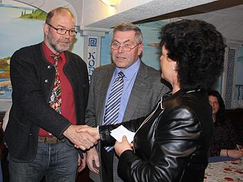 Nach der Nominierung: Armin Schätzlein (links) nimmt die Glückwünsche von Monika Weinbeer (rechts) und Ortsvorsitzendem Willi Andres entgegen.