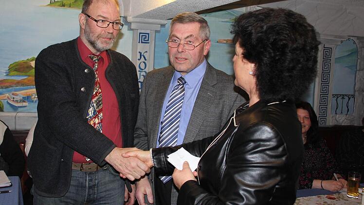 Nach der Nominierung: Armin Schätzlein (links) nimmt die Glückwünsche von Monika Weinbeer (rechts) und Ortsvorsitzendem Willi Andres entgegen.