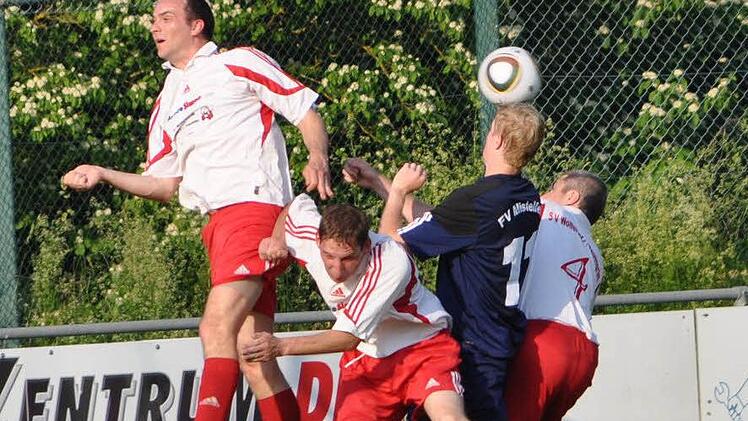 Der Ball geht nach einem Freistoß an "Freund und Feind" vorbei ins Toraus.