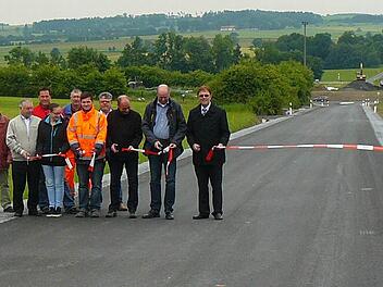 Die neue Hauptzufahrt nach Losau ist für den Verkehr freigegeben. Unser Bild zeigt (von rechts) Martin Weiß, Jan Oertel, Thomas Spindler, Gemeinderat Harald Hohner, Dieter Rene, Bauhofleiter Helmut Wunder, VG-Praktikantin Vanessa Mai, Steffen Stöcker vom Staatlichen Bauamt, Fritz Rösch und Rudi Konrad vom VG-Bauamt. Foto: Klaus-Peter Wulf