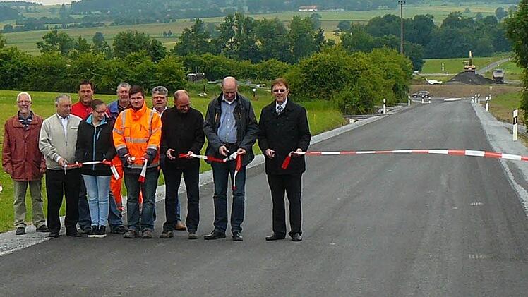 Die neue Hauptzufahrt nach Losau ist für den Verkehr freigegeben. Unser Bild zeigt (von rechts) Martin Weiß, Jan Oertel, Thomas Spindler, Gemeinderat Harald Hohner, Dieter Rene, Bauhofleiter Helmut Wunder, VG-Praktikantin Vanessa Mai, Steffen Stöcker vom Staatlichen Bauamt, Fritz Rösch und Rudi Konrad vom VG-Bauamt. Foto: Klaus-Peter Wulf